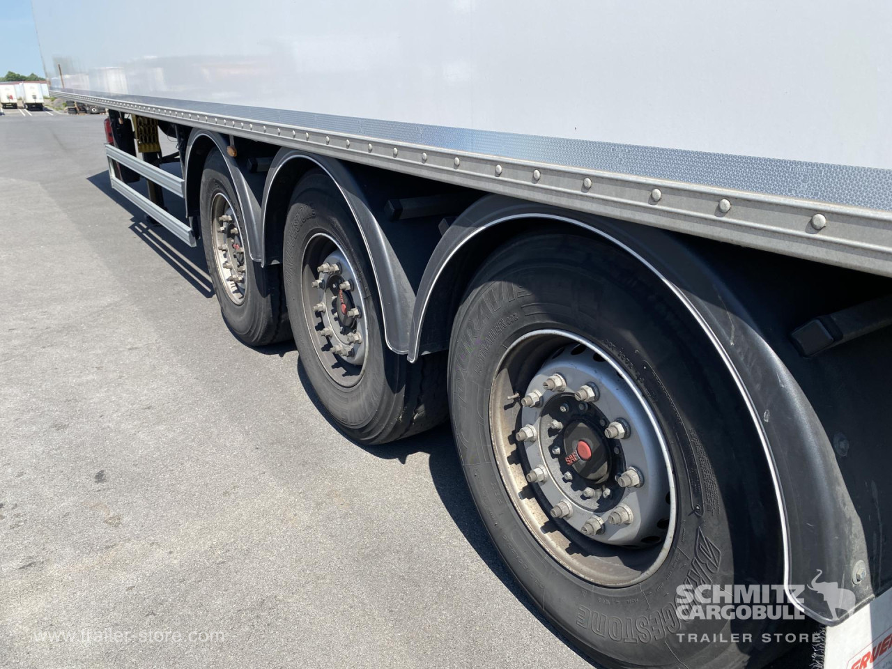 FRUEHAUF Semitrailer Dryfreight Standard Porte relevante 