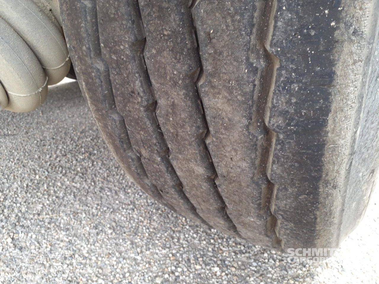 Schmitz Cargobull Semitrailer Tipper Steel half pipe body 26m³ 