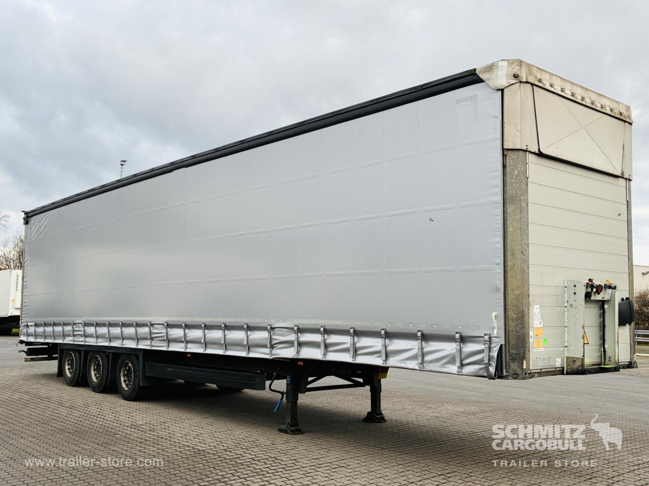 Schmitz Cargobull Curtainsider Mega Getränke 