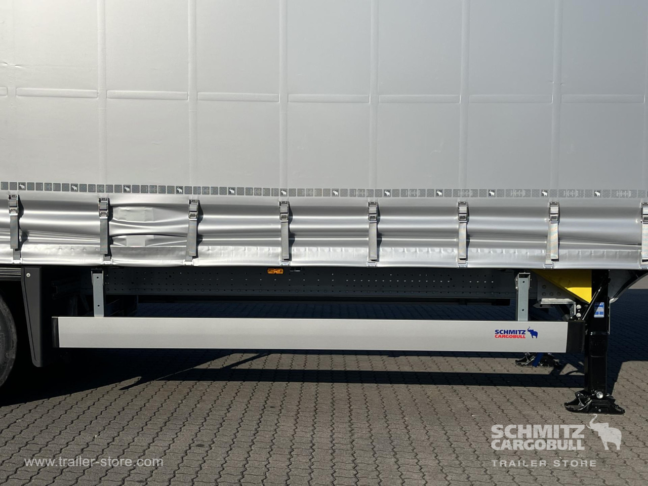 Schmitz Cargobull Curtainsider Mega Getränke 