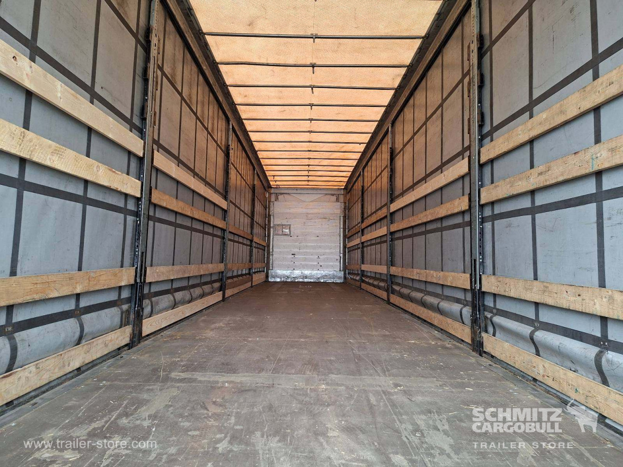 Schmitz Cargobull Curtainsider Mega Getränke 