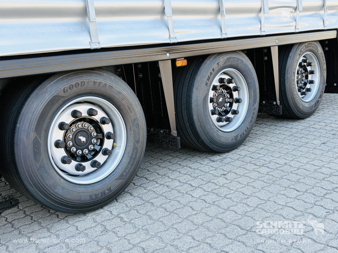 Schmitz Cargobull Curtainsider Mega Getränke 