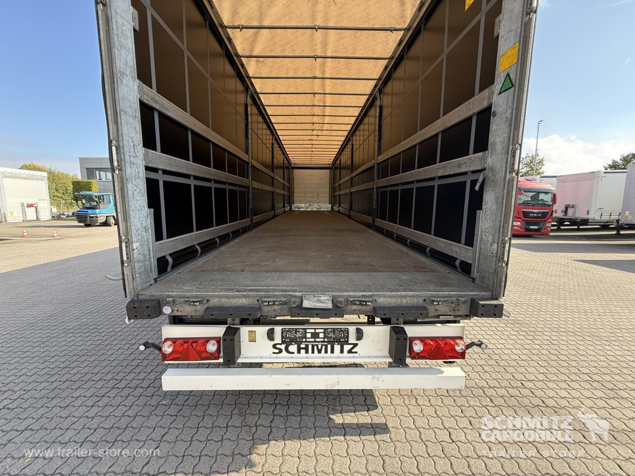 Schmitz Cargobull Curtainsider Standard Getränke 